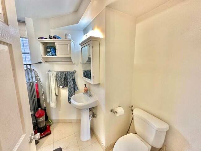 Building Photo - Great 2 bed 1 bath in Eckington/Bloomingda...
