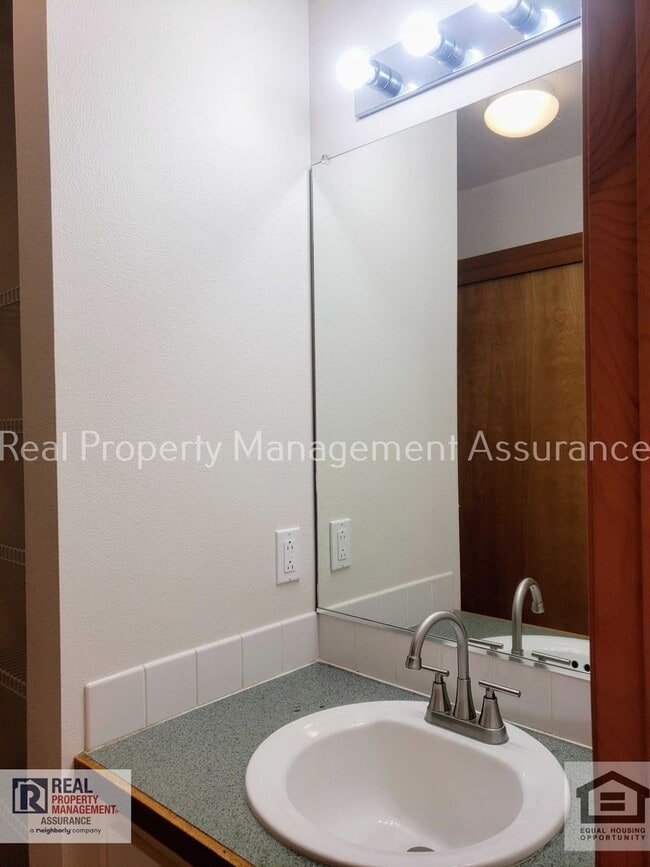 Building Photo - 470 SW 150th Ave