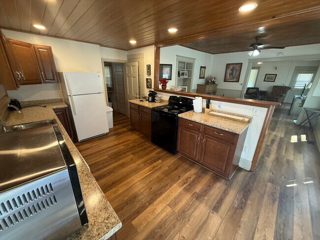 Building Photo - 33 Maple Ave