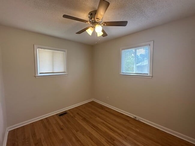 Building Photo - Desirable 3 Bedroom Home
