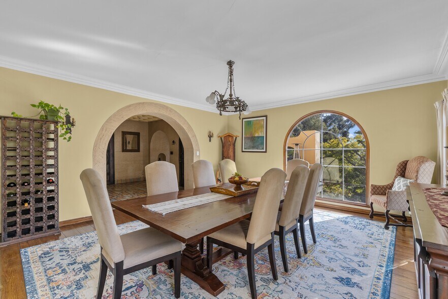 Building Photo - 2856 Glendower Ave