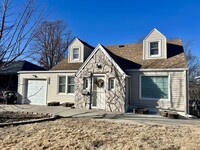 Building Photo - Cozy 3 Bedroom, 2.5 Bath Home in a Great O...