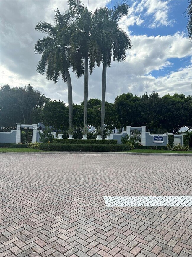 Building Photo - 9724 SW 142nd Pl