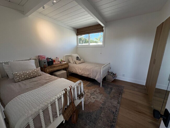 Building Photo - Great private location from this Fully ren...