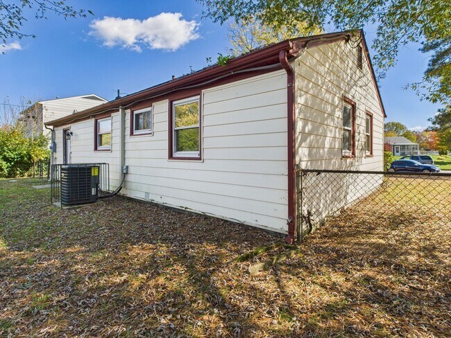 Building Photo - 2102 Brockway Ln