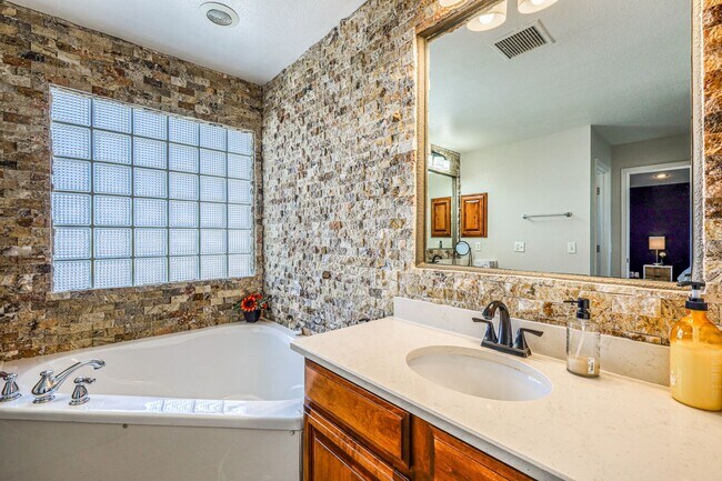 Building Photo - Beautiful Westside home FURNISHED with 4 b...