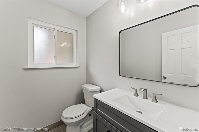 Building Photo - 2479 Ivanhoe Dr