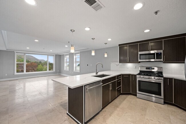 Building Photo - 3075 Kennedy Dr