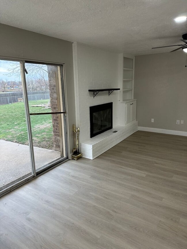 Building Photo - East side! Updated! Granite counter tops! Hard surface flooring throughout!