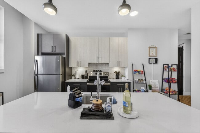 Building Photo - 1424 N Park Pl