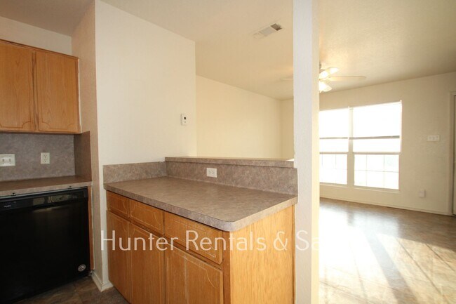 Building Photo - Summer Move In!!!