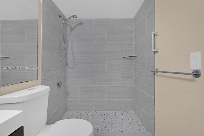 Building Photo - 15545 Miami Lakeway N
