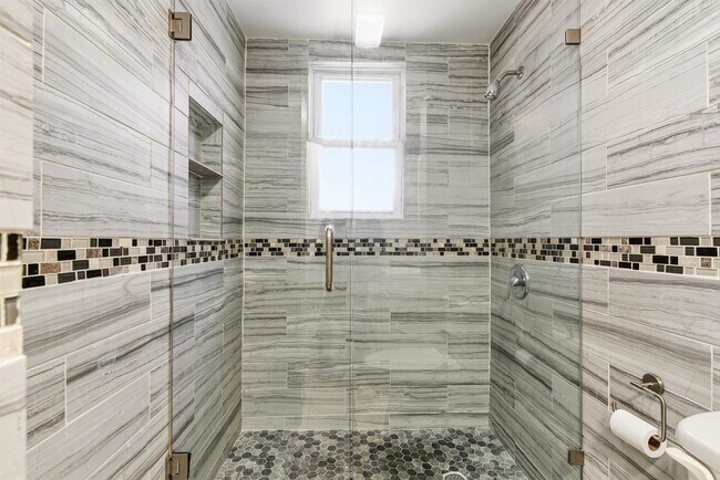 Building Photo - 303 43rd St