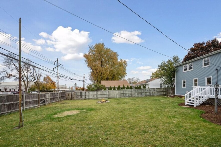 Building Photo - 5060 Hughes Ave NE