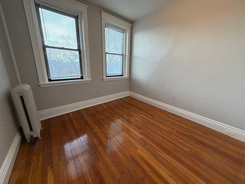 Building Photo - 376 Riverway