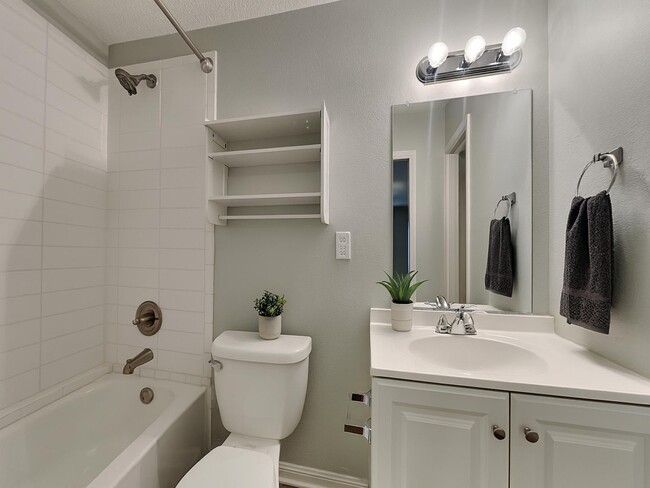 Building Photo - Updated 3BR/2BA Home in North Tampa – Mode...