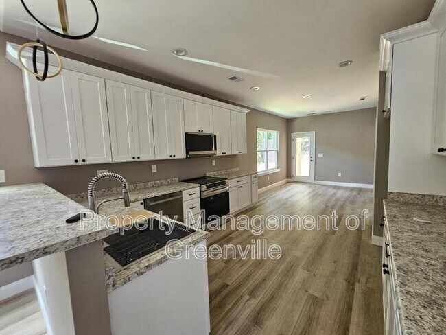 Building Photo - 305 Appian Dr