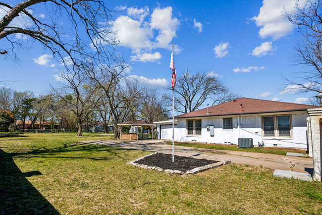 Building Photo - 607 N College St