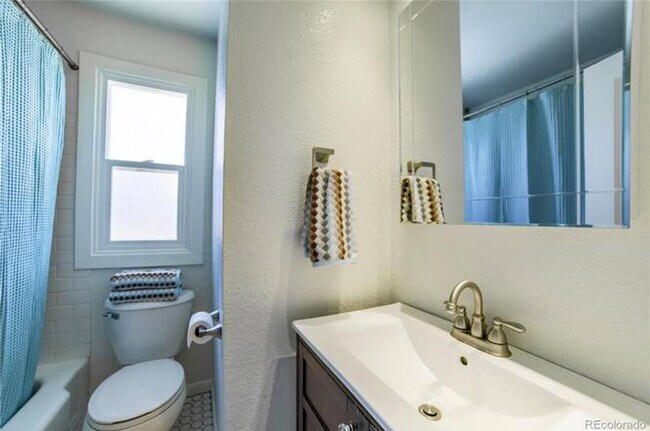 Building Photo - Nicely Remodeled 2 bedroom Bungalow.