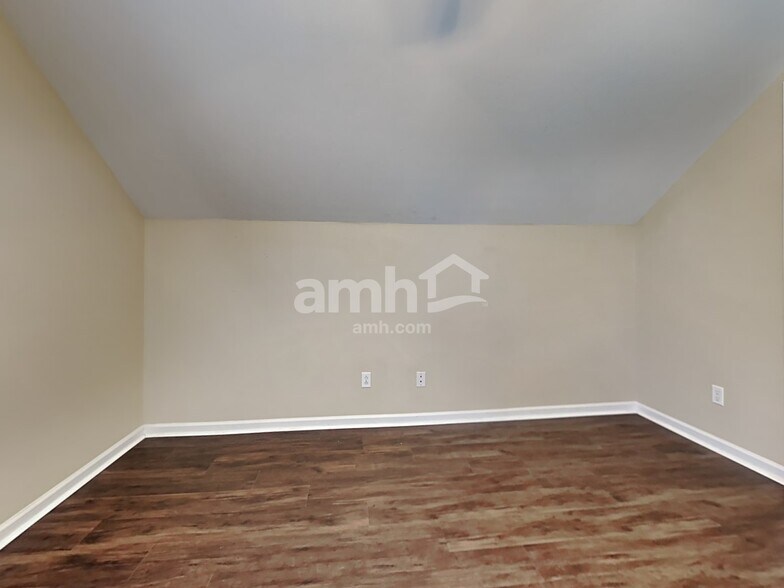 Building Photo - 9001 Greenbriar Dr