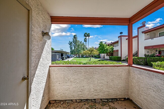 Building Photo - 4211 E Palm Ln