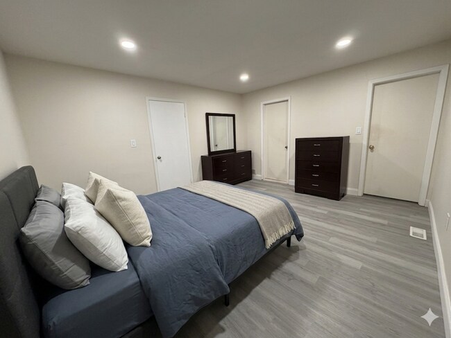 Building Photo - 42 Tennyson Dr