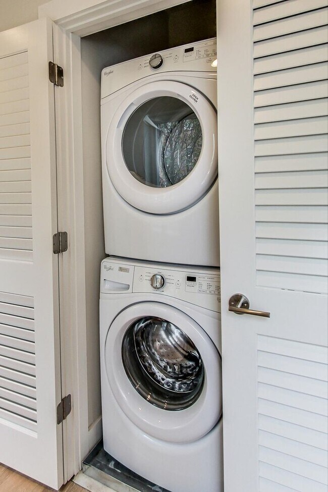 Building Photo - Gorgeous 2 bedroom 2 bath condo just steps from Columbia Hgts center $3,550