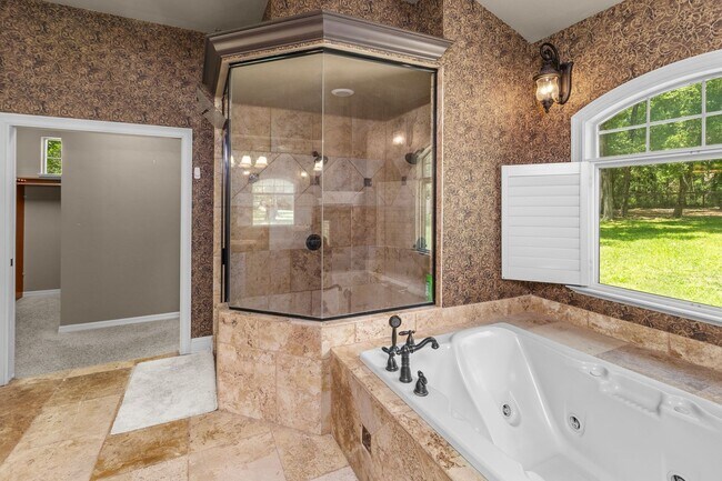 Building Photo - Executive Gainesville Rental: Custom 4 Sui...