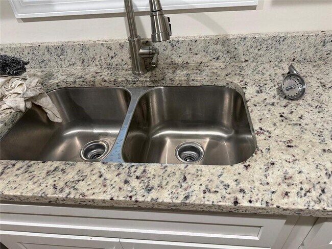 Building Photo - 635 Ben Higgins Rd