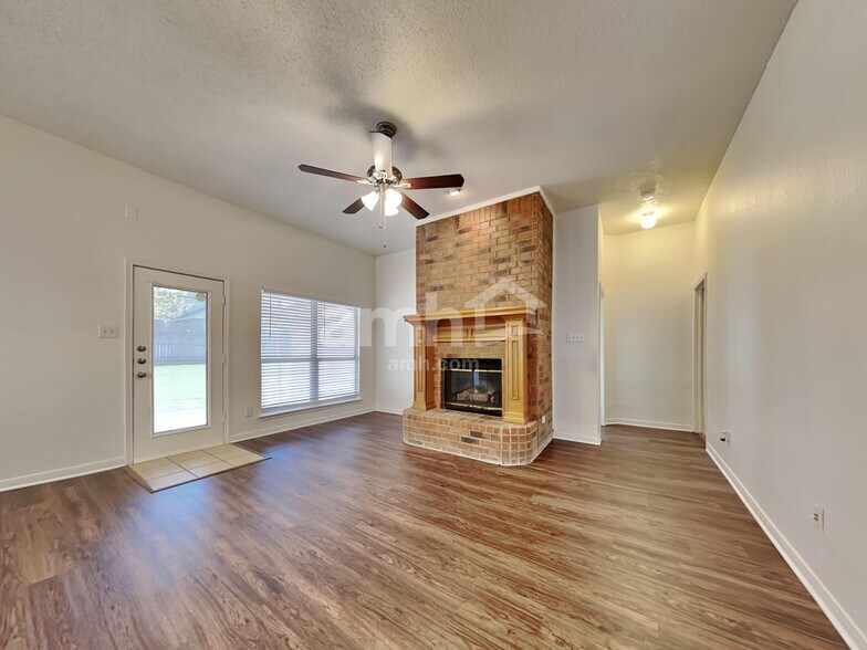 Building Photo - 532 N Parks Dr