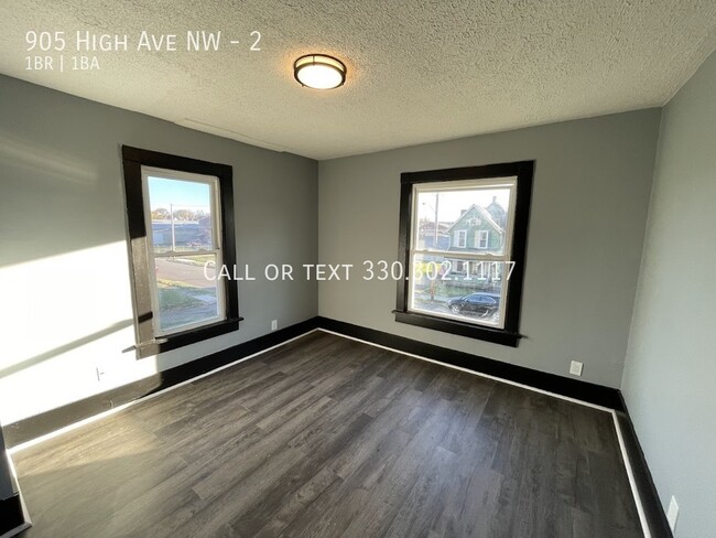 Building Photo - One bedroom one bathroom second level apar...