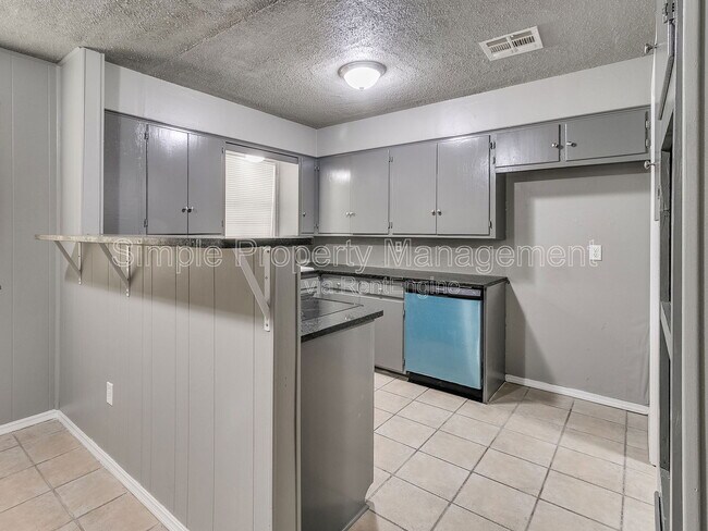 Building Photo - 136 Burton Pl