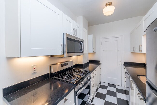 Building Photo - 421 Van Dyke