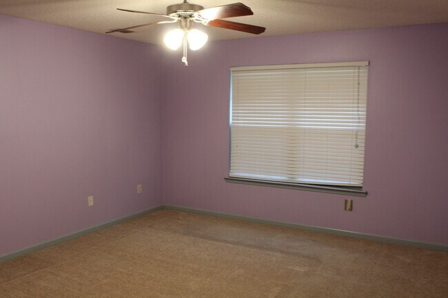 Building Photo - 504 Bedford Ct