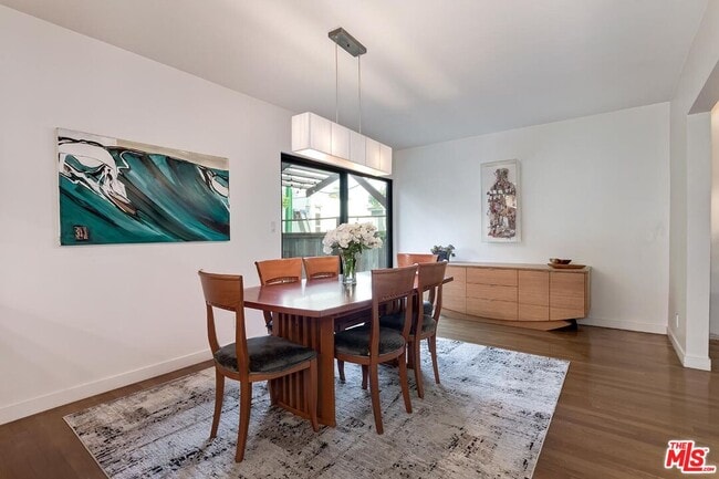 Building Photo - 832 Superba Ave