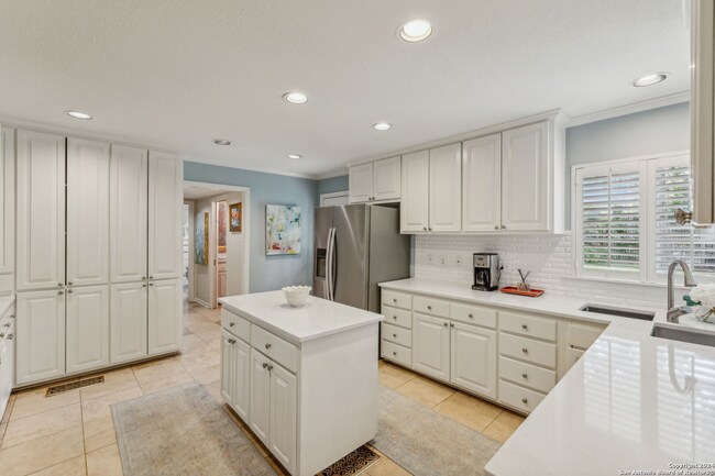 Building Photo - BEAUTIFUL 4-BEDROOM HOME IN TERRELL HILLS