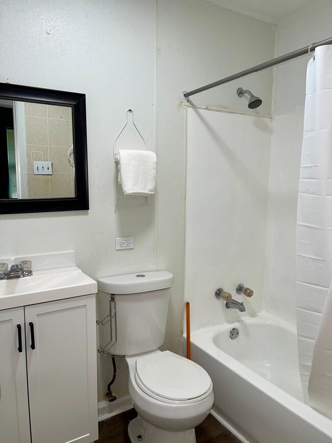 Building Photo - Fully Furnished Short Term Rental Home!