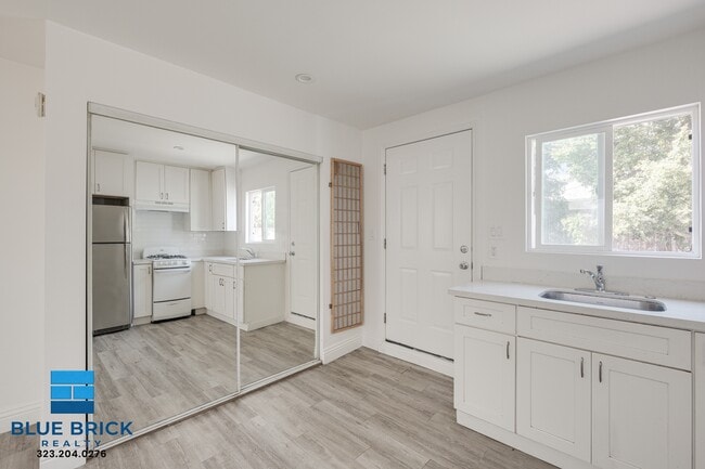 Building Photo - 14025 Victory Blvd