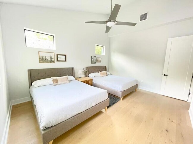 Building Photo - 2009 Canterbury St