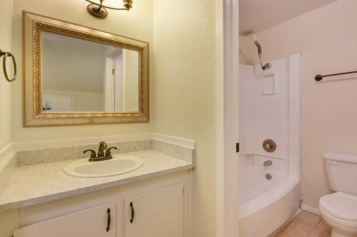 Building Photo - 2 bedroom in Bellevue WA 98007