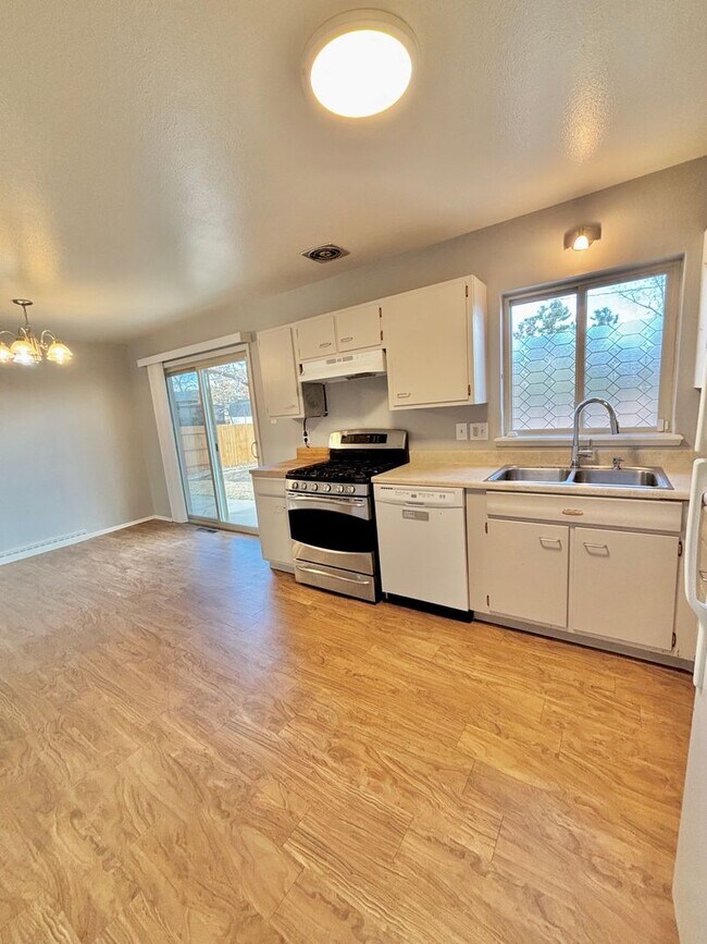 Building Photo - Expansive 5-Bedroom Home with Modern Comfort & Flexible Living Space! Available Now!!