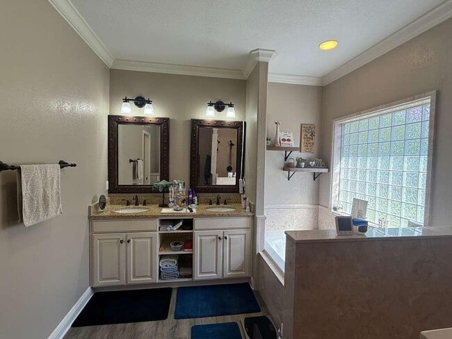 Building Photo - 703 Nutmeg Ave