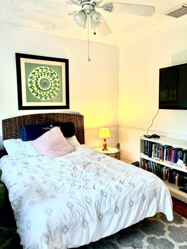 Building Photo - 328 N Lake Dr