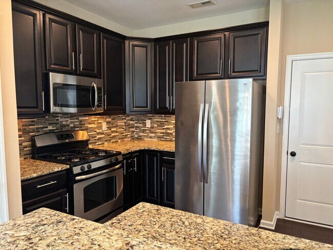 Building Photo - Beautiful End Unit Townhome in the McCarle...