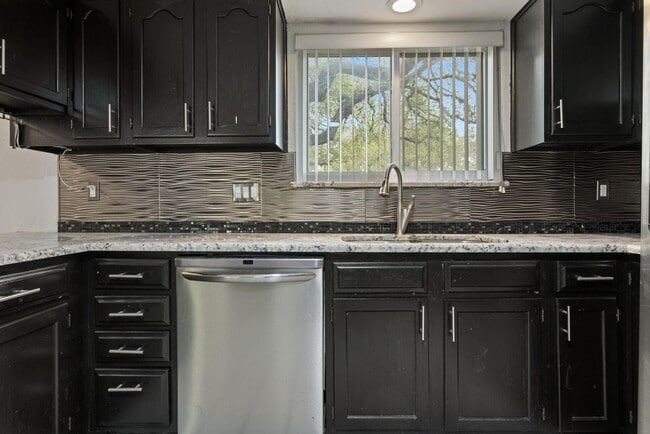 Building Photo - Happiness on Harcourt!