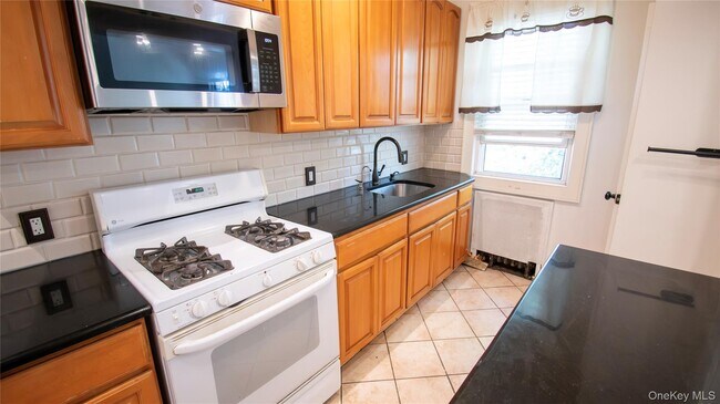 Building Photo - 840 W Seaman Ave