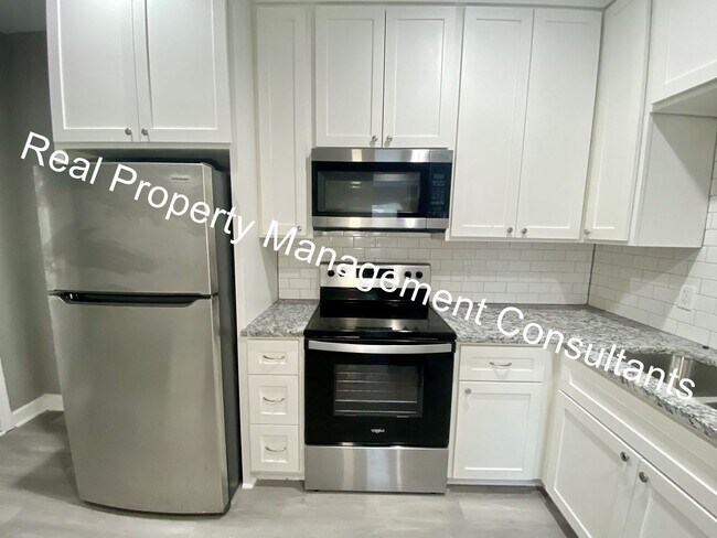 Building Photo - 3 Bedroom 2 Bath Home