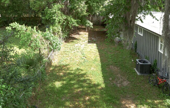 Building Photo - "Cozy 3-Bedroom Gem with a Gated Private B...