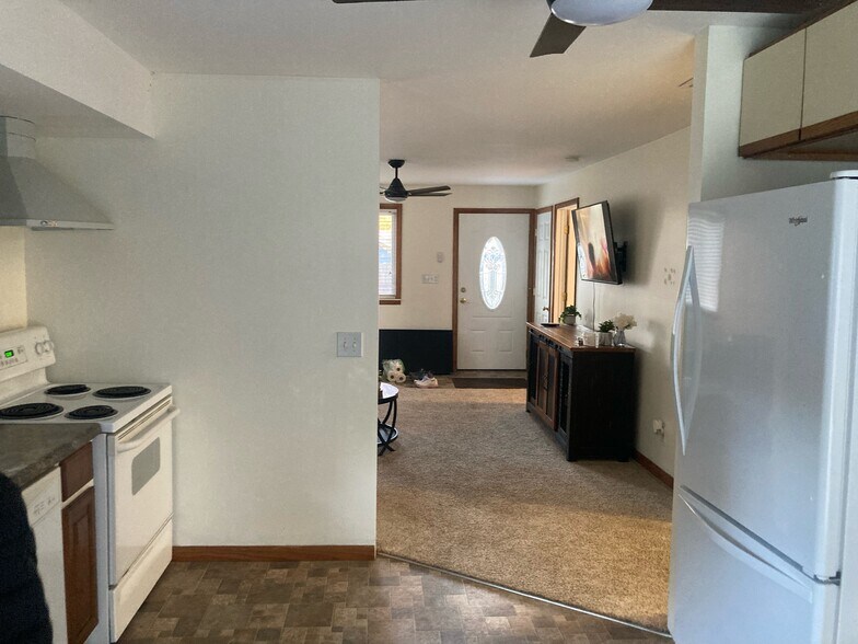 Building Photo - 990 Pine Rd