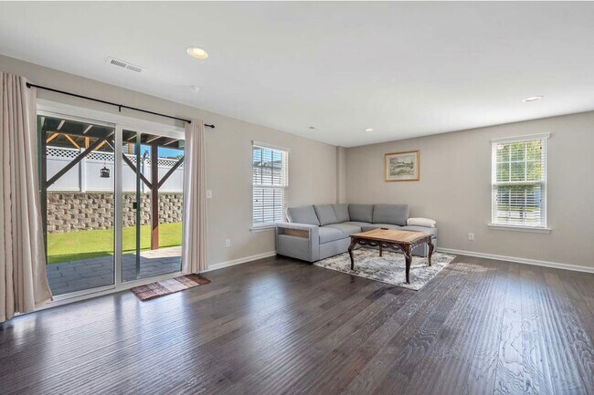 Building Photo - 337 Roche Dr